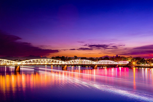 Cầu Tràng Tiền bắc ngang qua dòng sông Hương.