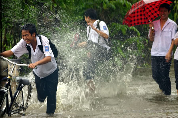 Trẻ em vui đùa dưới cơn mưa Sài Gòn